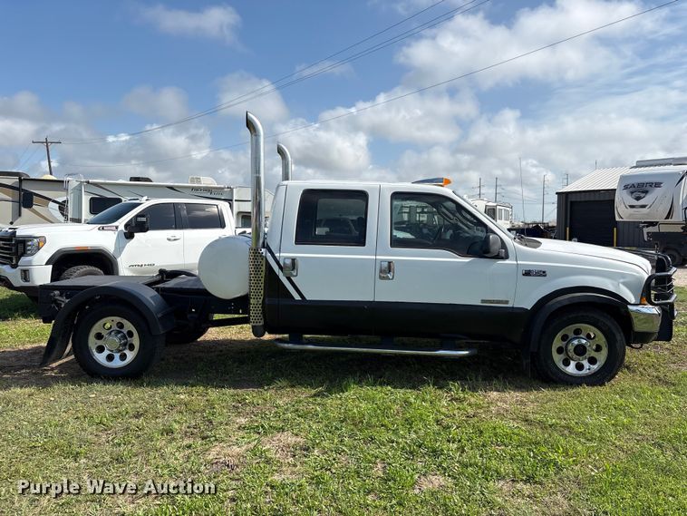 image for item EU7419 2004 Ford F350 Super Duty Crew Cab flatbed pickup truck