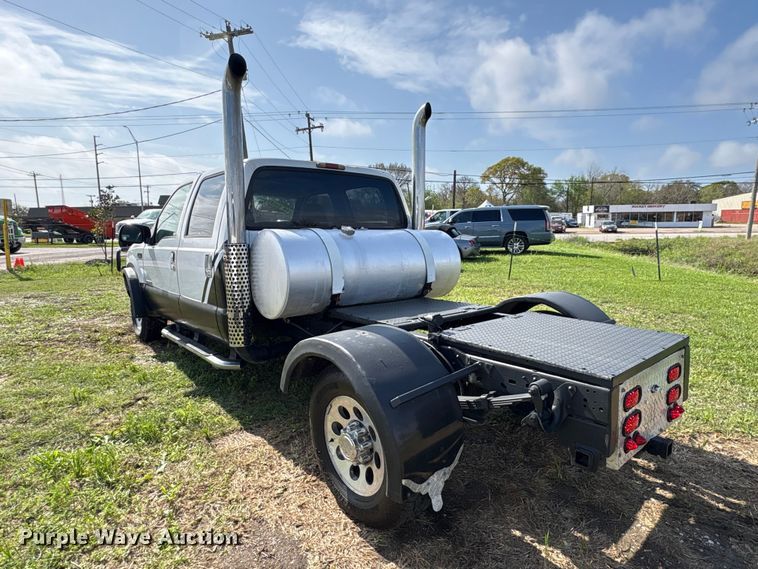 image for item EU7419 2004 Ford F350 Super Duty Crew Cab flatbed pickup truck