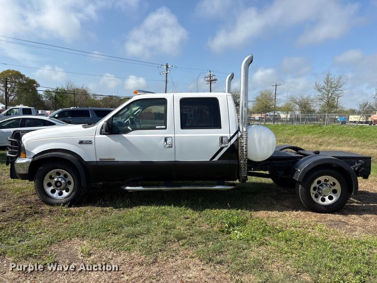 image for item EU7419 2004 Ford F350 Super Duty Crew Cab flatbed pickup truck