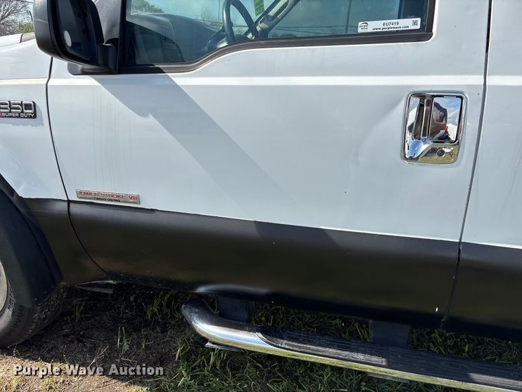 image for item EU7419 2004 Ford F350 Super Duty Crew Cab flatbed pickup truck