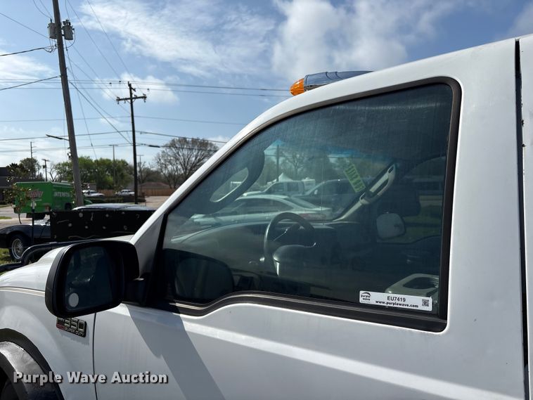 image for item EU7419 2004 Ford F350 Super Duty Crew Cab flatbed pickup truck