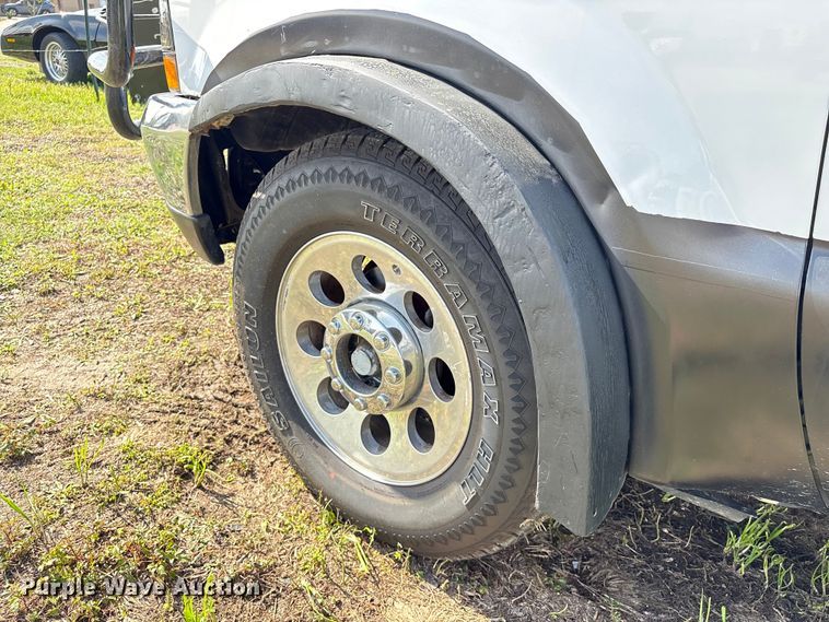 image for item EU7419 2004 Ford F350 Super Duty Crew Cab flatbed pickup truck