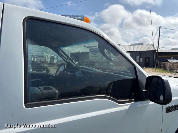 image for item EU7419 2004 Ford F350 Super Duty Crew Cab flatbed pickup truck