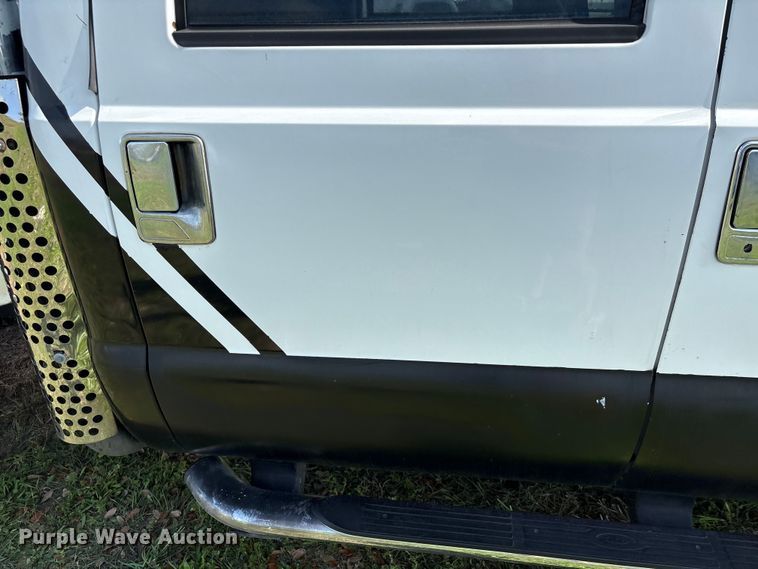 image for item EU7419 2004 Ford F350 Super Duty Crew Cab flatbed pickup truck