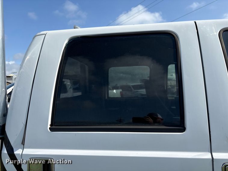 image for item EU7419 2004 Ford F350 Super Duty Crew Cab flatbed pickup truck