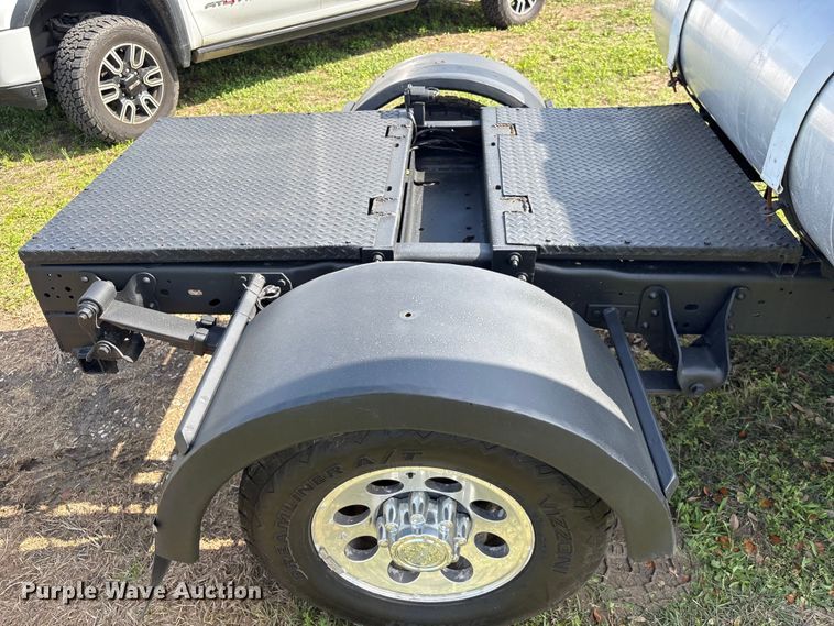 image for item EU7419 2004 Ford F350 Super Duty Crew Cab flatbed pickup truck