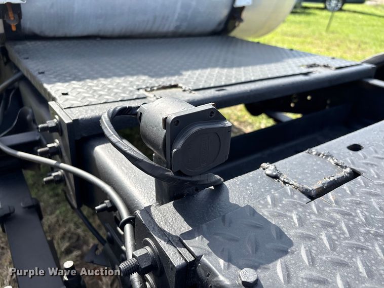 image for item EU7419 2004 Ford F350 Super Duty Crew Cab flatbed pickup truck