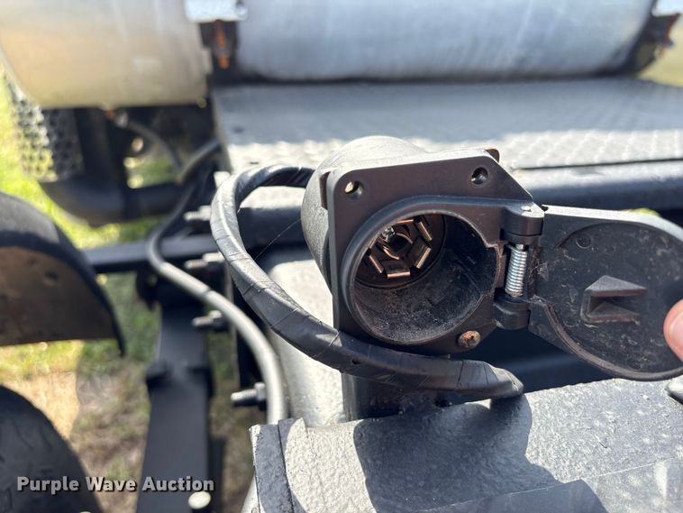 image for item EU7419 2004 Ford F350 Super Duty Crew Cab flatbed pickup truck