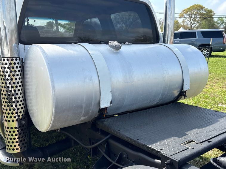 image for item EU7419 2004 Ford F350 Super Duty Crew Cab flatbed pickup truck