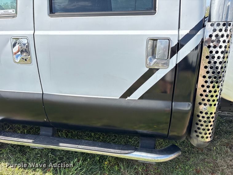 image for item EU7419 2004 Ford F350 Super Duty Crew Cab flatbed pickup truck