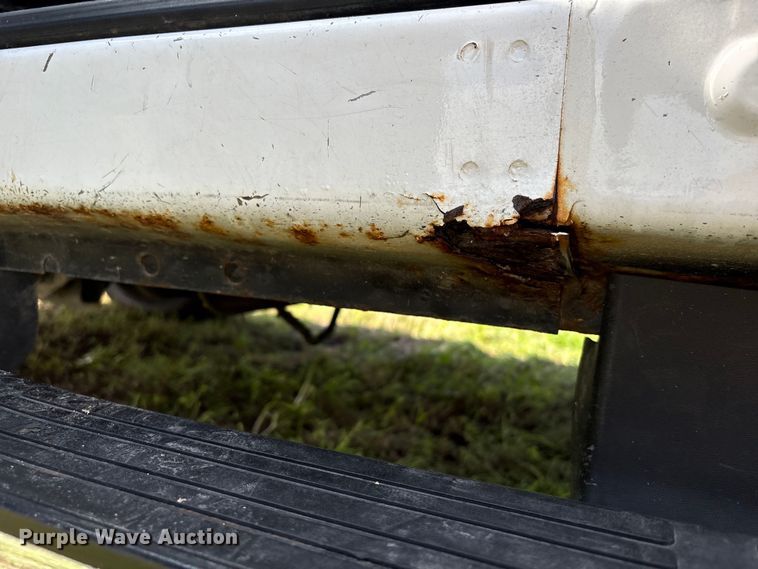 image for item EU7419 2004 Ford F350 Super Duty Crew Cab flatbed pickup truck