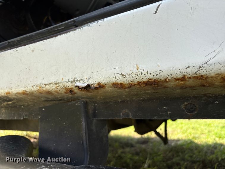 image for item EU7419 2004 Ford F350 Super Duty Crew Cab flatbed pickup truck