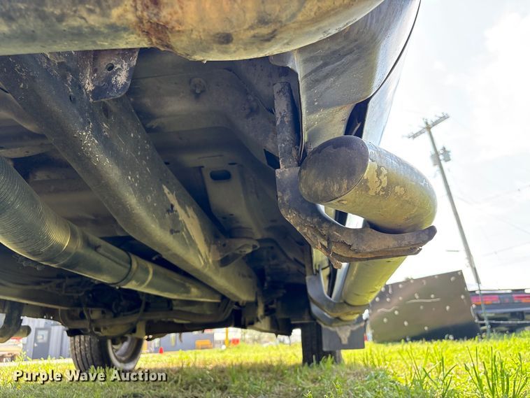 image for item EU7419 2004 Ford F350 Super Duty Crew Cab flatbed pickup truck