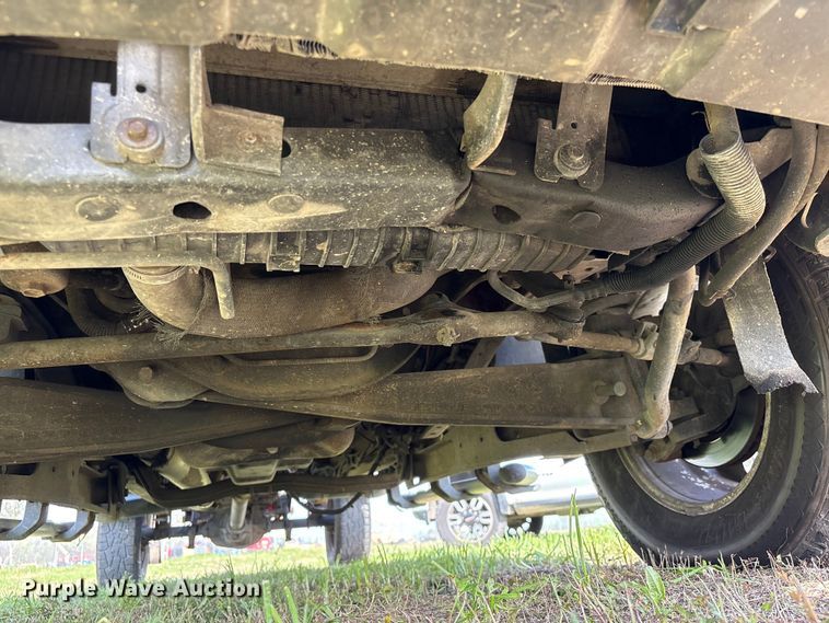 image for item EU7419 2004 Ford F350 Super Duty Crew Cab flatbed pickup truck