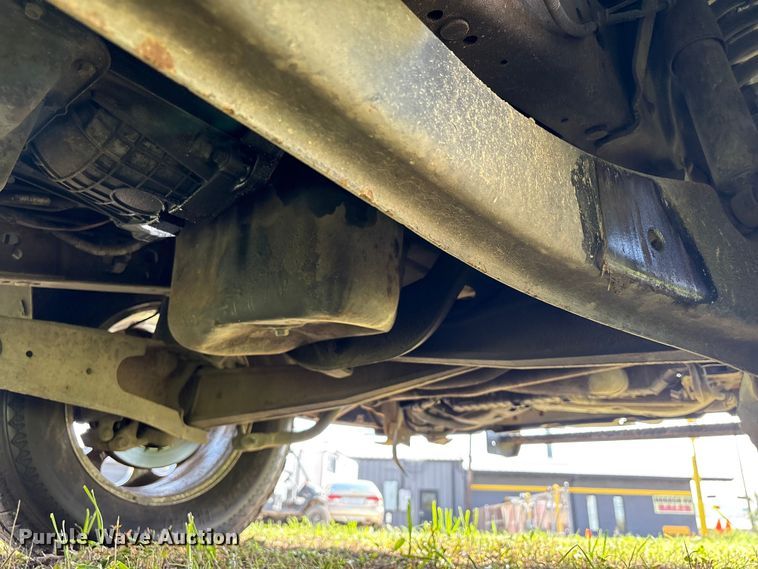 image for item EU7419 2004 Ford F350 Super Duty Crew Cab flatbed pickup truck