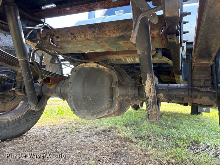 image for item EU7419 2004 Ford F350 Super Duty Crew Cab flatbed pickup truck