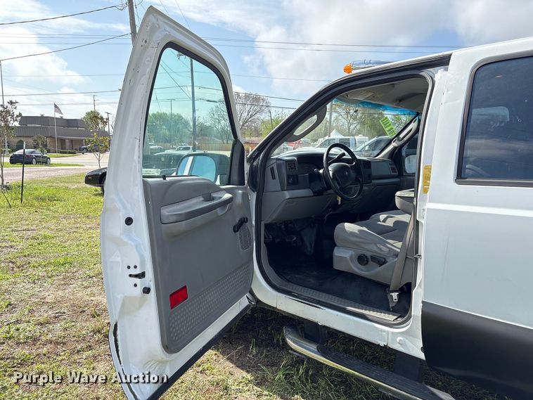 image for item EU7419 2004 Ford F350 Super Duty Crew Cab flatbed pickup truck