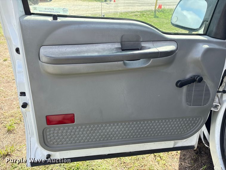 image for item EU7419 2004 Ford F350 Super Duty Crew Cab flatbed pickup truck