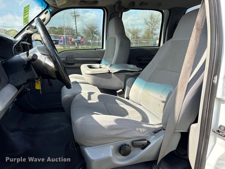 image for item EU7419 2004 Ford F350 Super Duty Crew Cab flatbed pickup truck