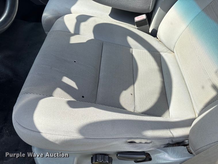 image for item EU7419 2004 Ford F350 Super Duty Crew Cab flatbed pickup truck