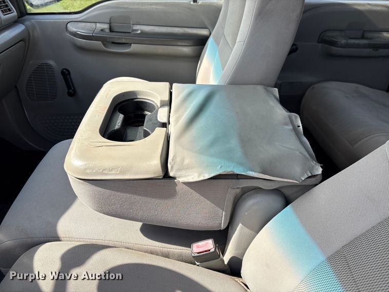 image for item EU7419 2004 Ford F350 Super Duty Crew Cab flatbed pickup truck