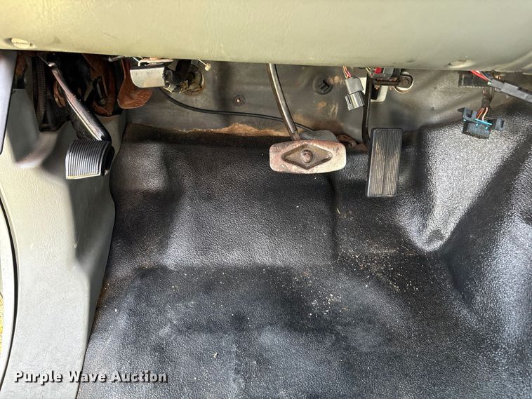 image for item EU7419 2004 Ford F350 Super Duty Crew Cab flatbed pickup truck