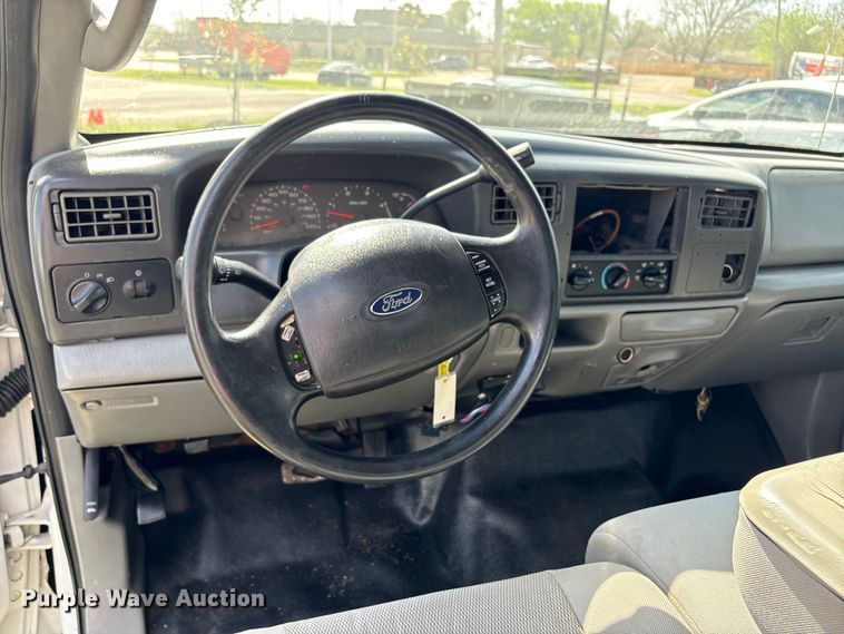 image for item EU7419 2004 Ford F350 Super Duty Crew Cab flatbed pickup truck