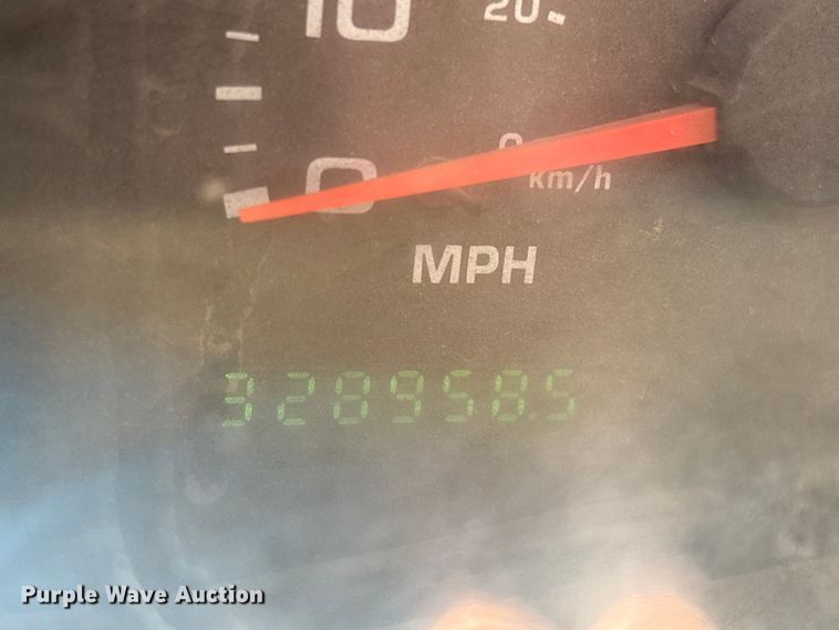 image for item EU7419 2004 Ford F350 Super Duty Crew Cab flatbed pickup truck