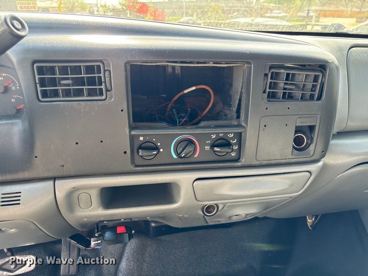 image for item EU7419 2004 Ford F350 Super Duty Crew Cab flatbed pickup truck