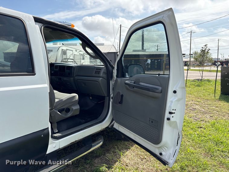 image for item EU7419 2004 Ford F350 Super Duty Crew Cab flatbed pickup truck