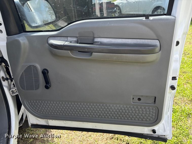 image for item EU7419 2004 Ford F350 Super Duty Crew Cab flatbed pickup truck