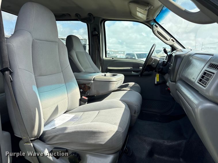 image for item EU7419 2004 Ford F350 Super Duty Crew Cab flatbed pickup truck