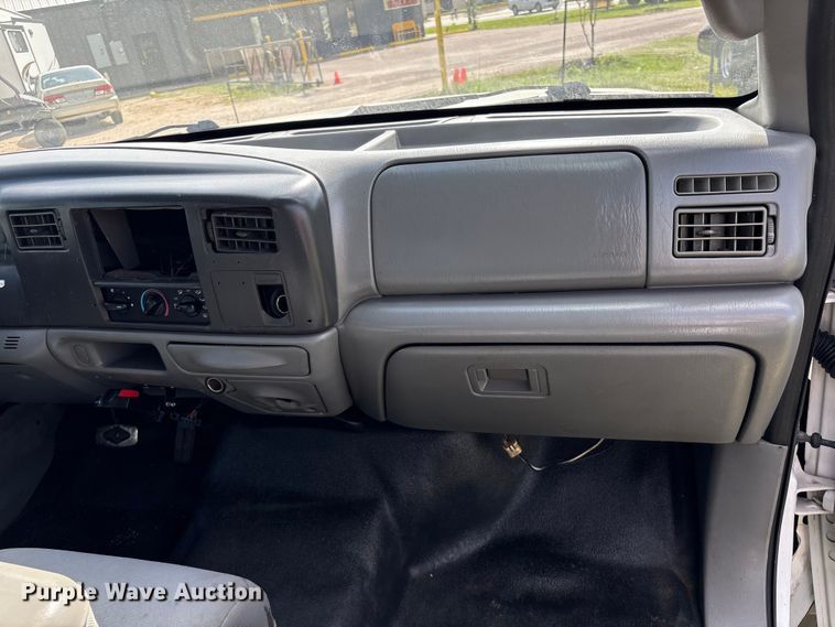 image for item EU7419 2004 Ford F350 Super Duty Crew Cab flatbed pickup truck