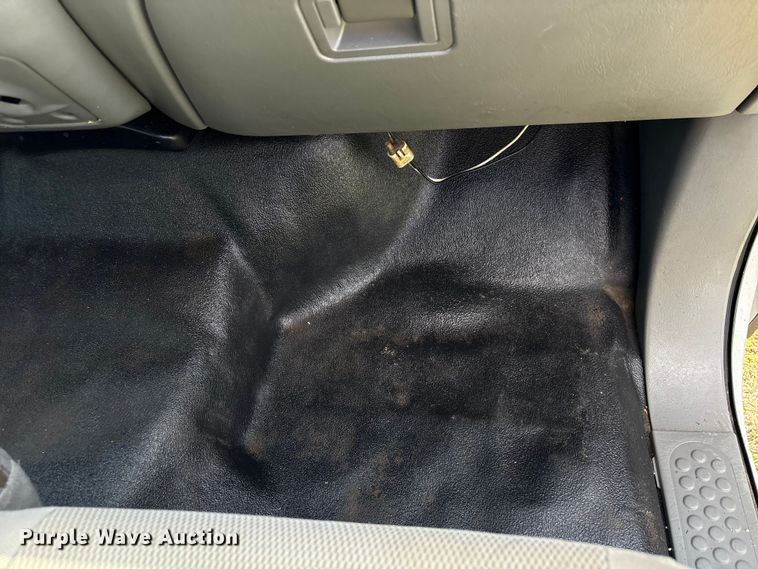 image for item EU7419 2004 Ford F350 Super Duty Crew Cab flatbed pickup truck