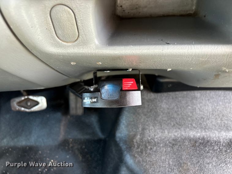 image for item EU7419 2004 Ford F350 Super Duty Crew Cab flatbed pickup truck