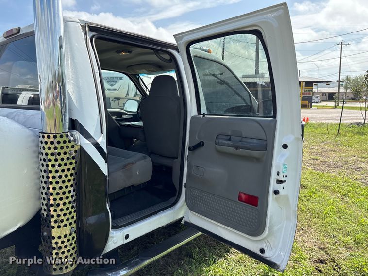 image for item EU7419 2004 Ford F350 Super Duty Crew Cab flatbed pickup truck