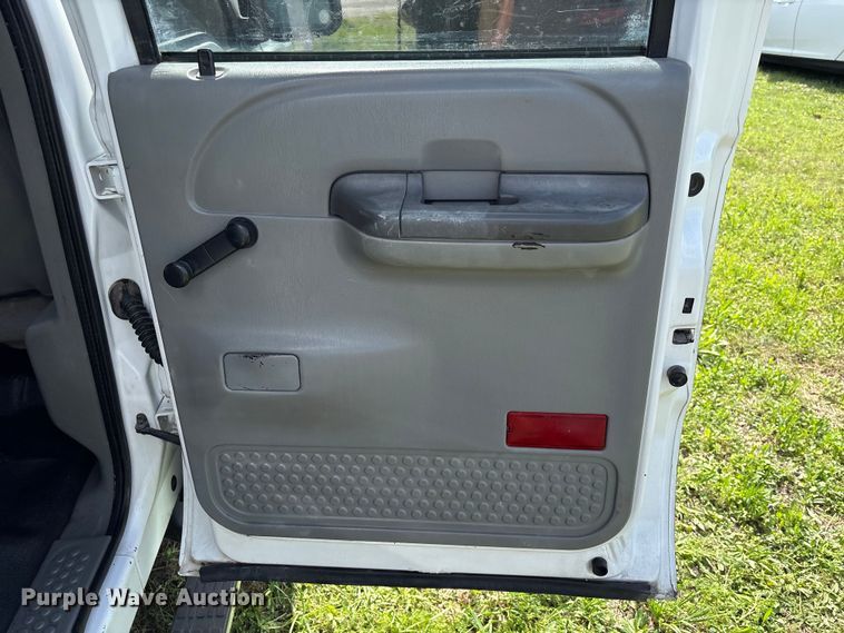 image for item EU7419 2004 Ford F350 Super Duty Crew Cab flatbed pickup truck