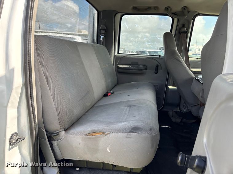 image for item EU7419 2004 Ford F350 Super Duty Crew Cab flatbed pickup truck