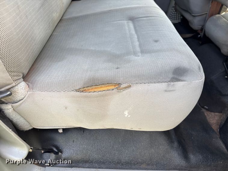 image for item EU7419 2004 Ford F350 Super Duty Crew Cab flatbed pickup truck