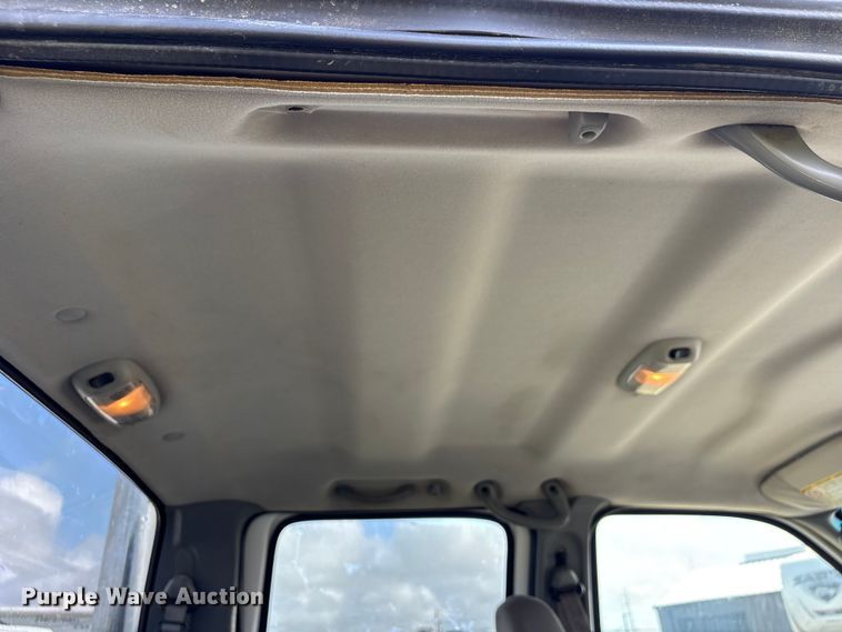 image for item EU7419 2004 Ford F350 Super Duty Crew Cab flatbed pickup truck