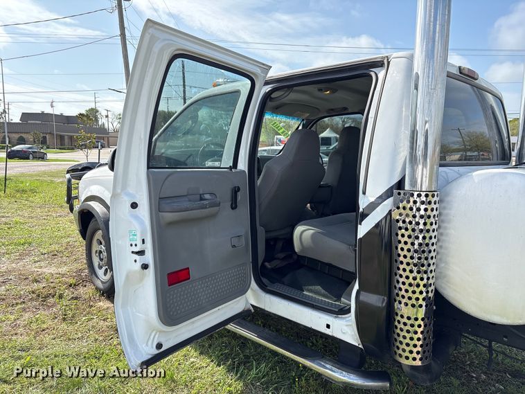 image for item EU7419 2004 Ford F350 Super Duty Crew Cab flatbed pickup truck