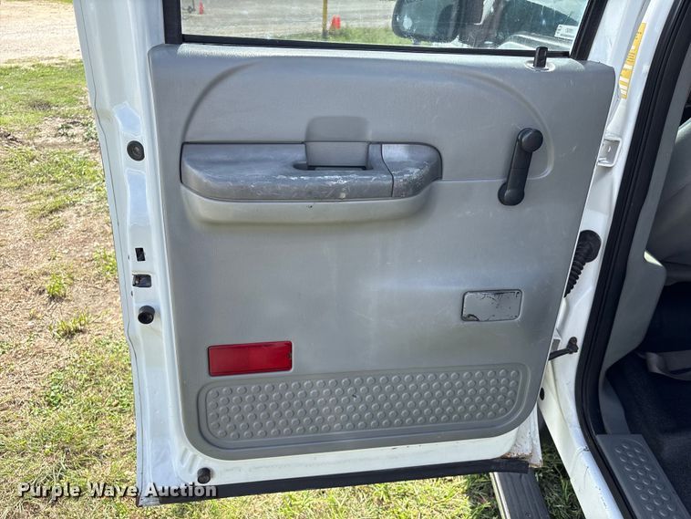 image for item EU7419 2004 Ford F350 Super Duty Crew Cab flatbed pickup truck