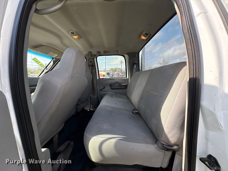 image for item EU7419 2004 Ford F350 Super Duty Crew Cab flatbed pickup truck