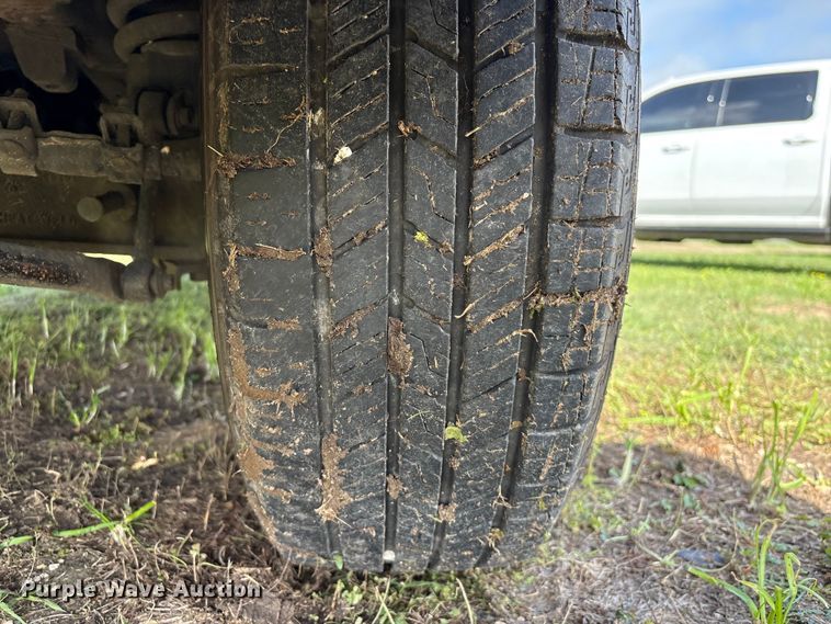 image for item EU7419 2004 Ford F350 Super Duty Crew Cab flatbed pickup truck