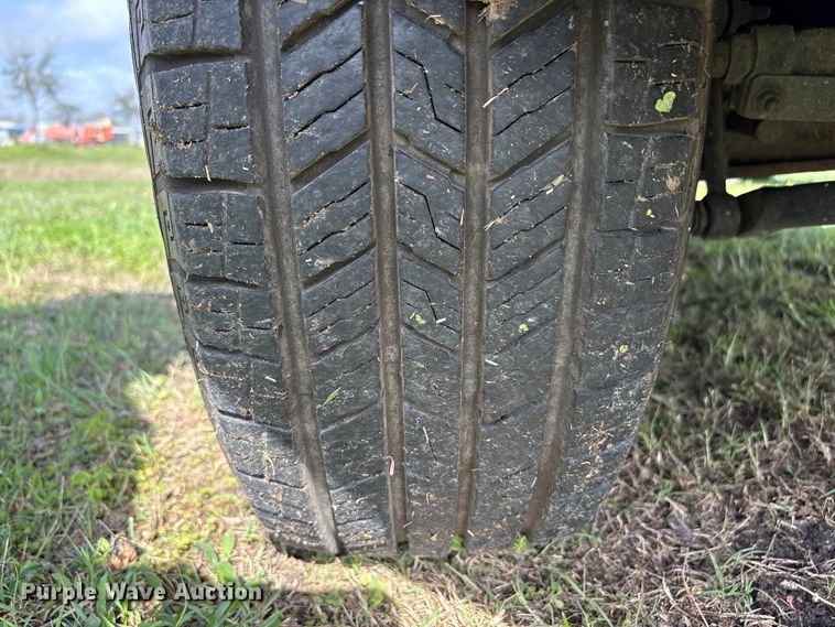 image for item EU7419 2004 Ford F350 Super Duty Crew Cab flatbed pickup truck