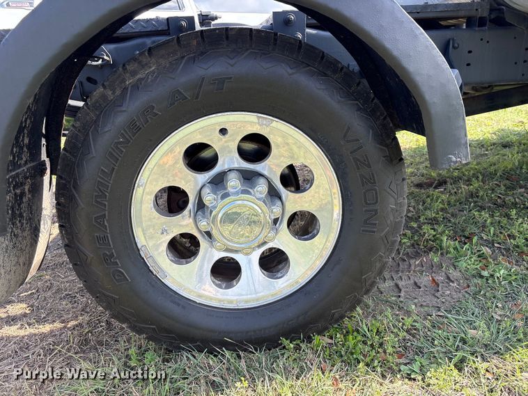 image for item EU7419 2004 Ford F350 Super Duty Crew Cab flatbed pickup truck