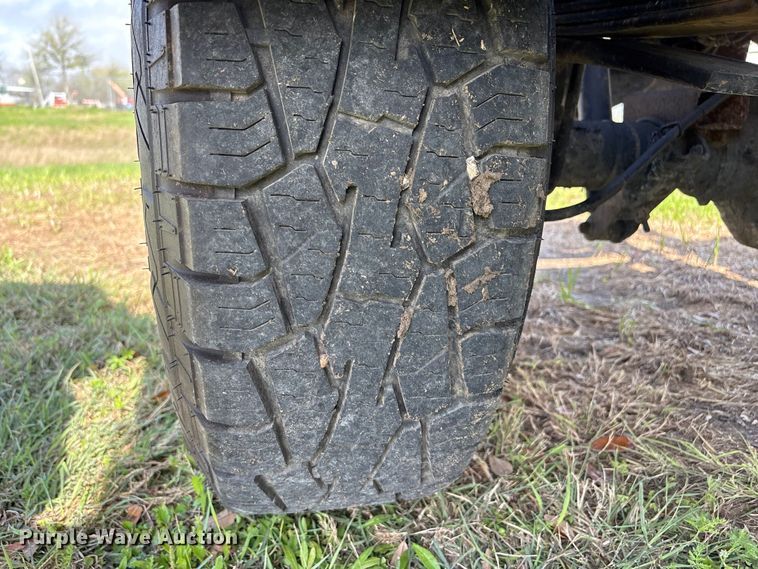 image for item EU7419 2004 Ford F350 Super Duty Crew Cab flatbed pickup truck