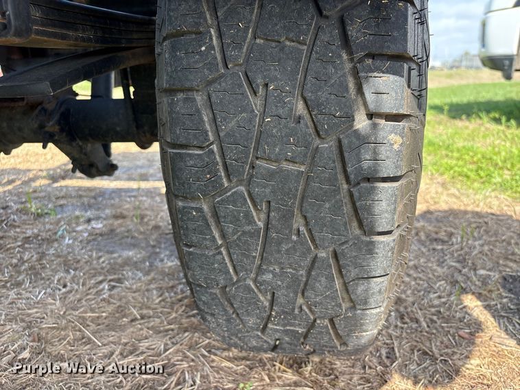 image for item EU7419 2004 Ford F350 Super Duty Crew Cab flatbed pickup truck