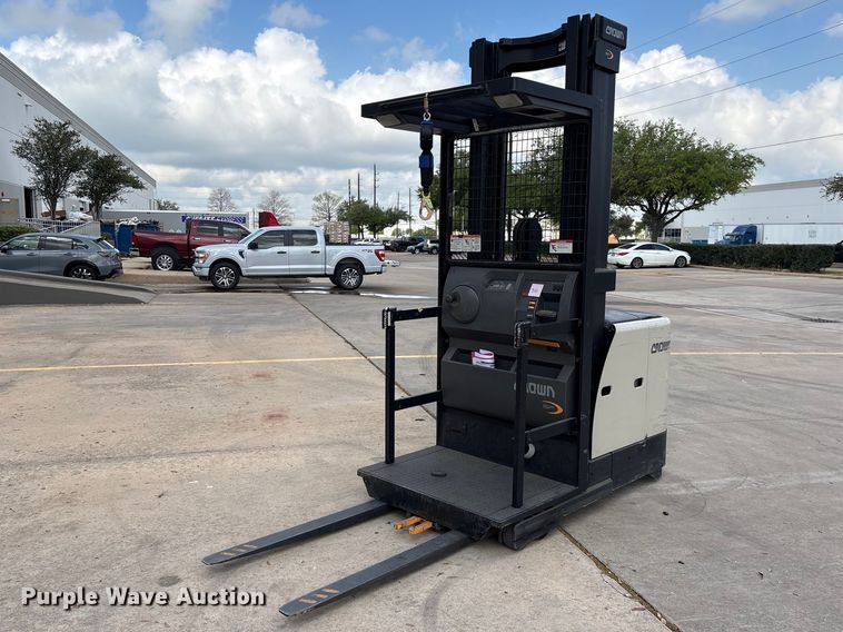 image for item EU7469 2018 Crown SP3520-30 order picker