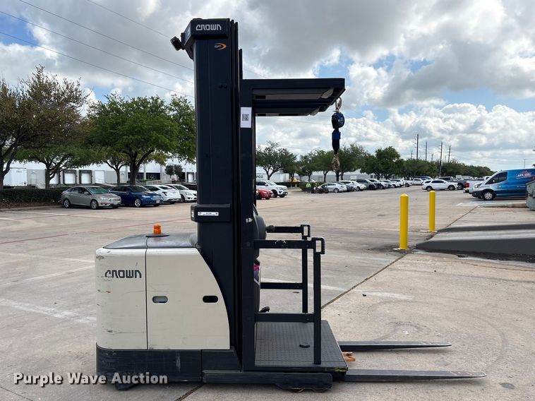 image for item EU7469 2018 Crown SP3520-30 order picker